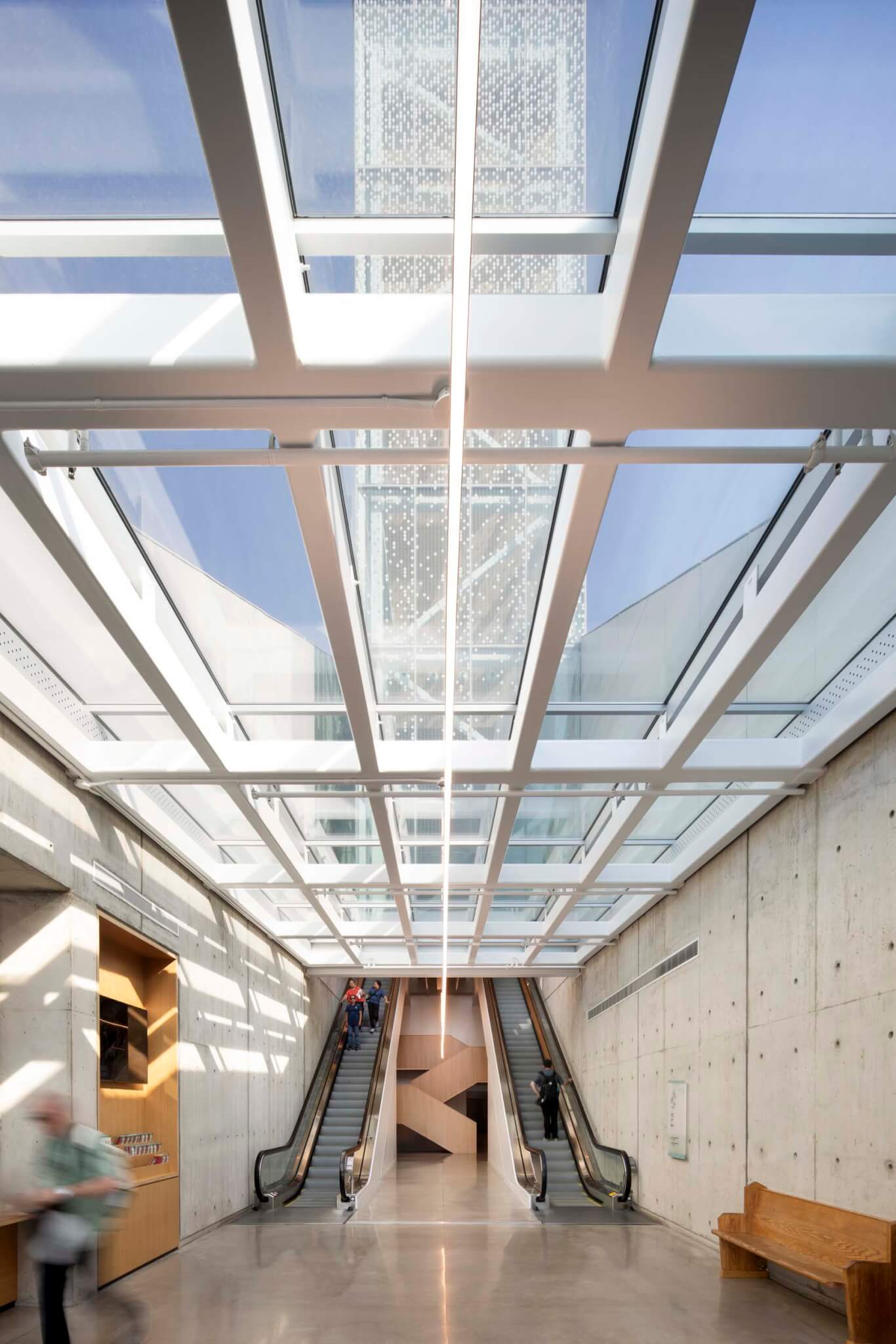 Vue des escaliers mécaniques à l'intérieur de l'extension de l'Oratoire Saint-Joseph du Mont-Royal