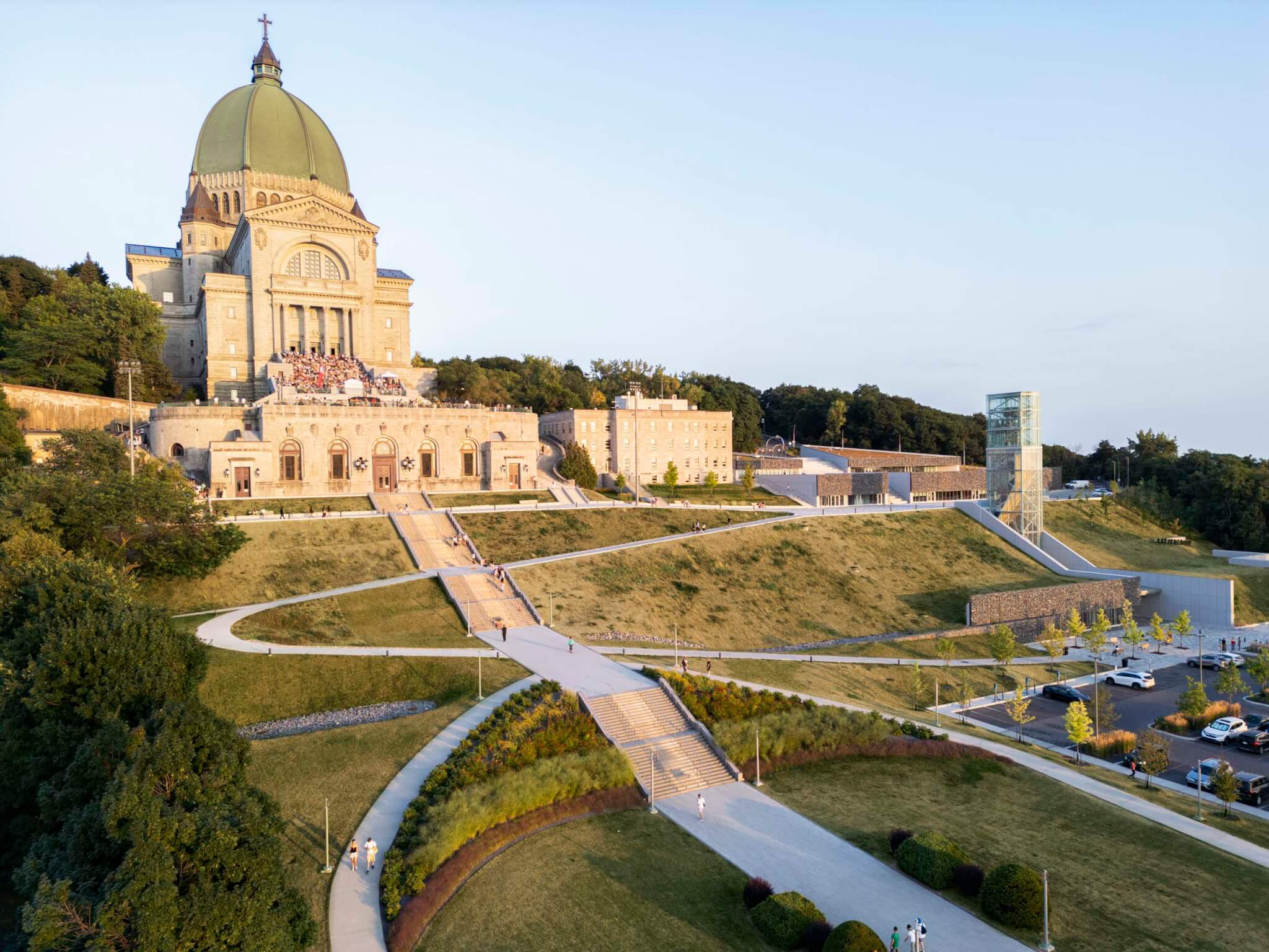 Sentiers et rampes extérieurs sur la pente de l'Oratoire Saint-Joseph du Mont-Royal