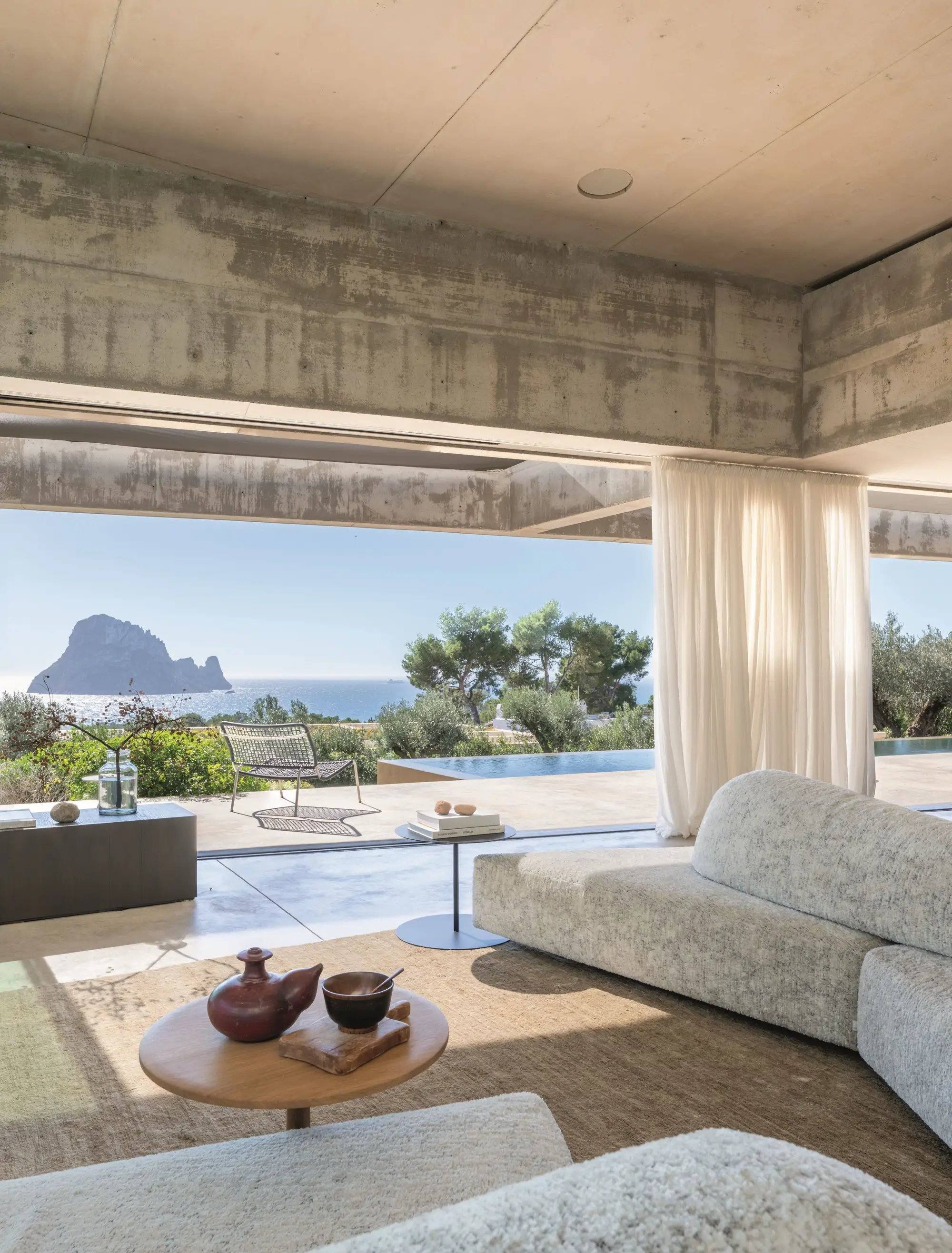 Wohnzimmer mit Terrasse und Pool im Vordergrund