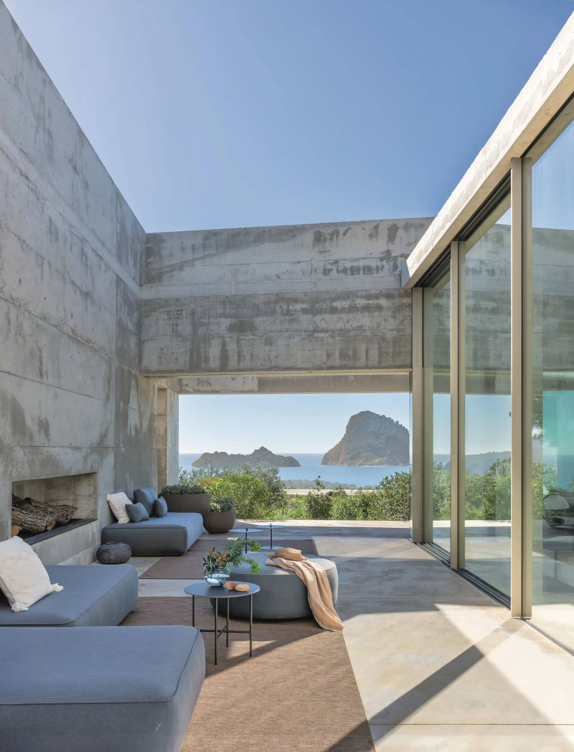 Betonterrasse mit Außenkamin und Meerblick