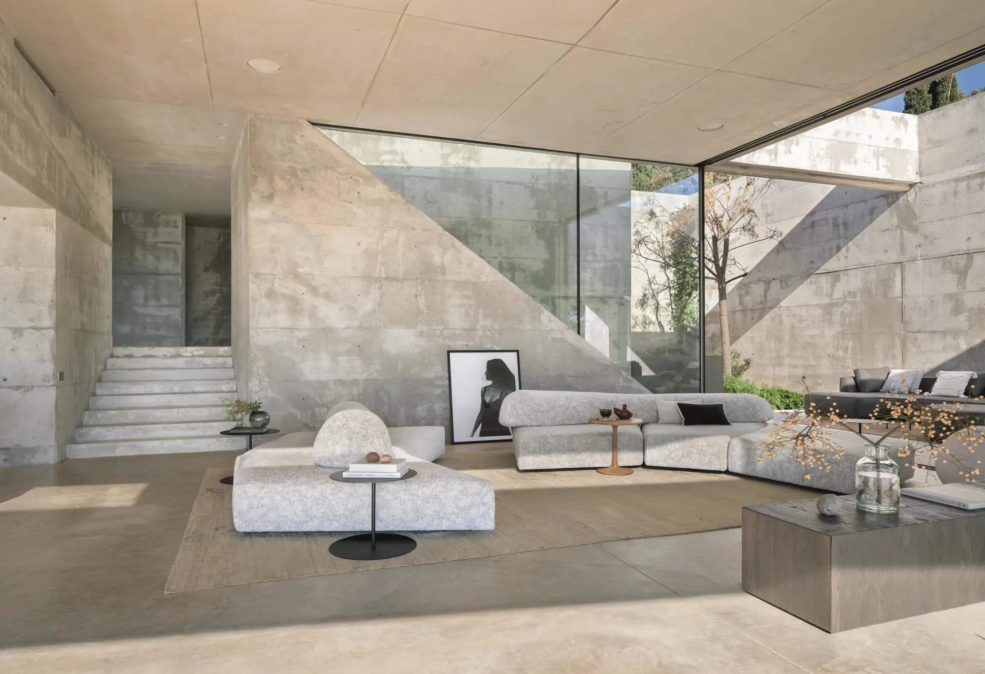 Brutalistisches Wohnzimmer mit modularem Sofa