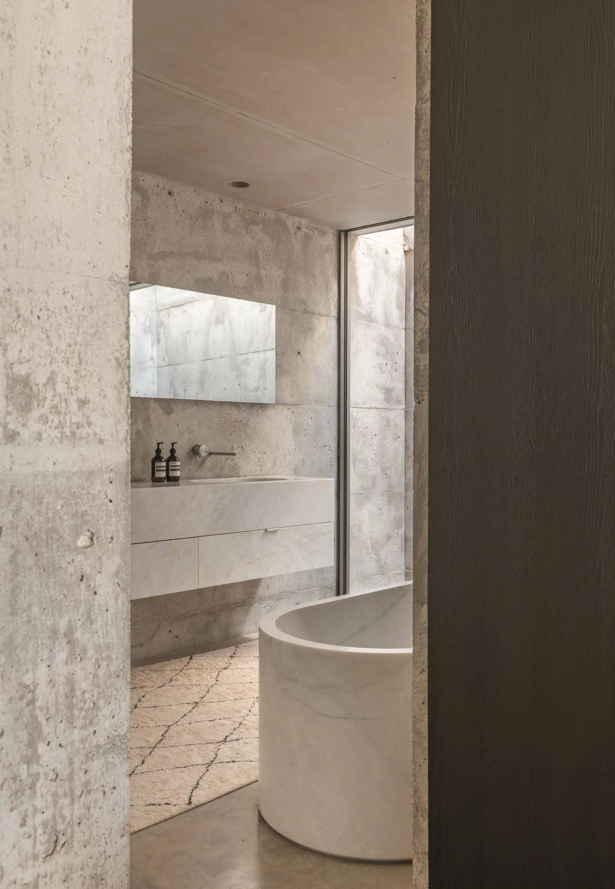 Brutalistisches Badezimmer aus Beton