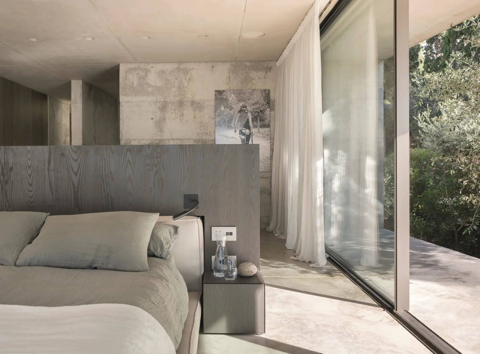Schlafzimmer mit freistehendem Kopfteil