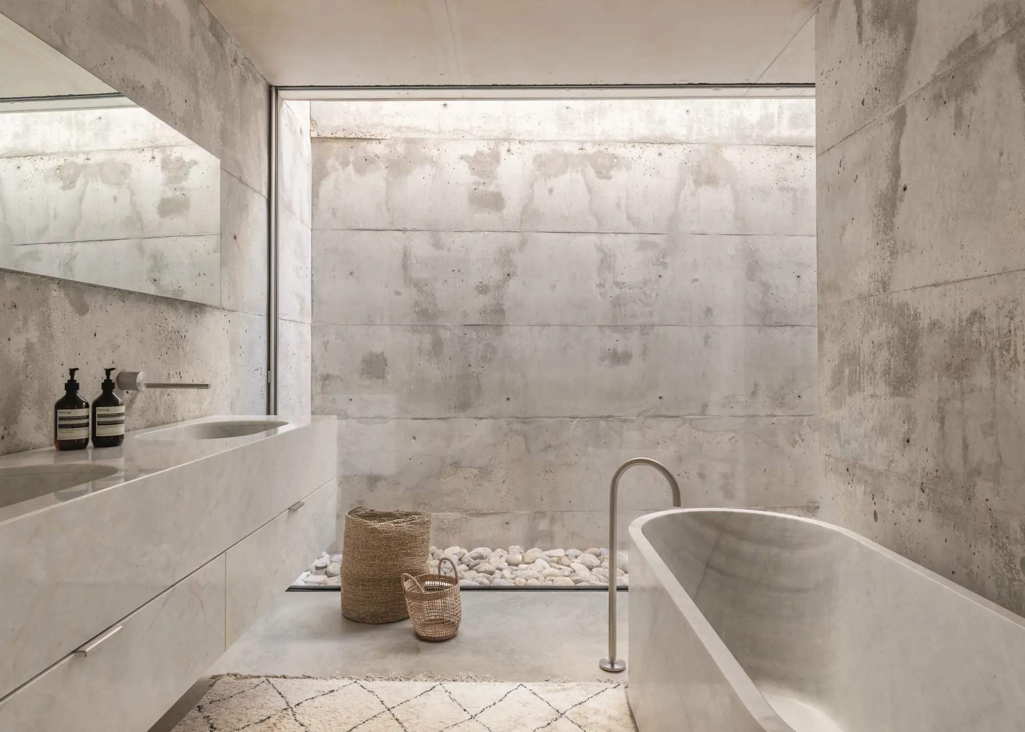Freistehende Badewanne im Betonbadezimmer