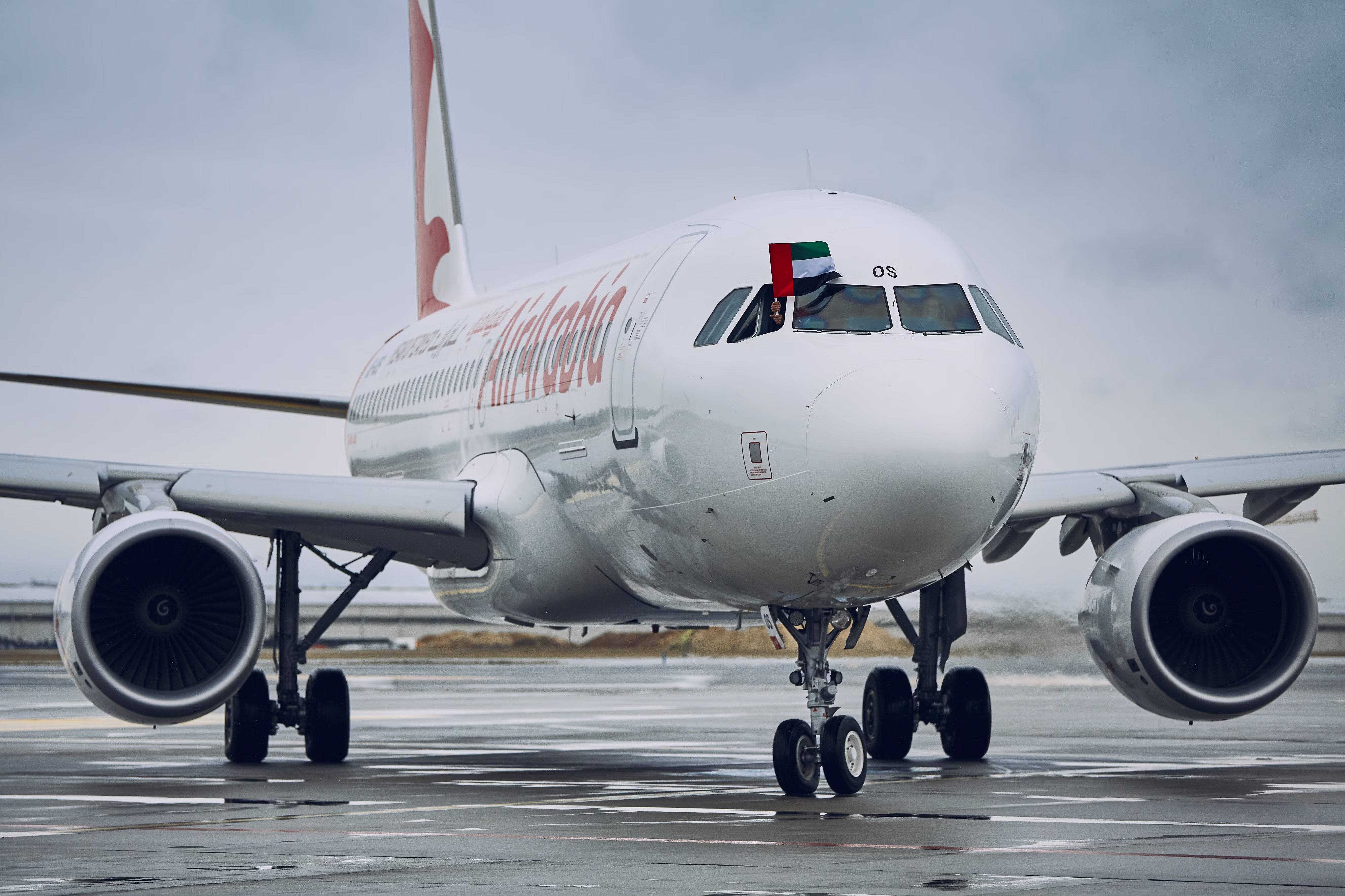 براغ، جمهورية التشيك - 11 ديسمبر 2018: طائرة إيرباص A320 التابعة للعربية للطيران تسير إلى بوابة الصعود بعد وصول رحلتها الافتتاحية من الشارقة إلى براغ في 11 ديسمبر 2018