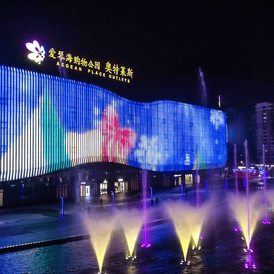 Schöne Wasser-, Musik-, Tanzbrunnen- und Lichtshow im Freien vor dem Einkaufszentrum