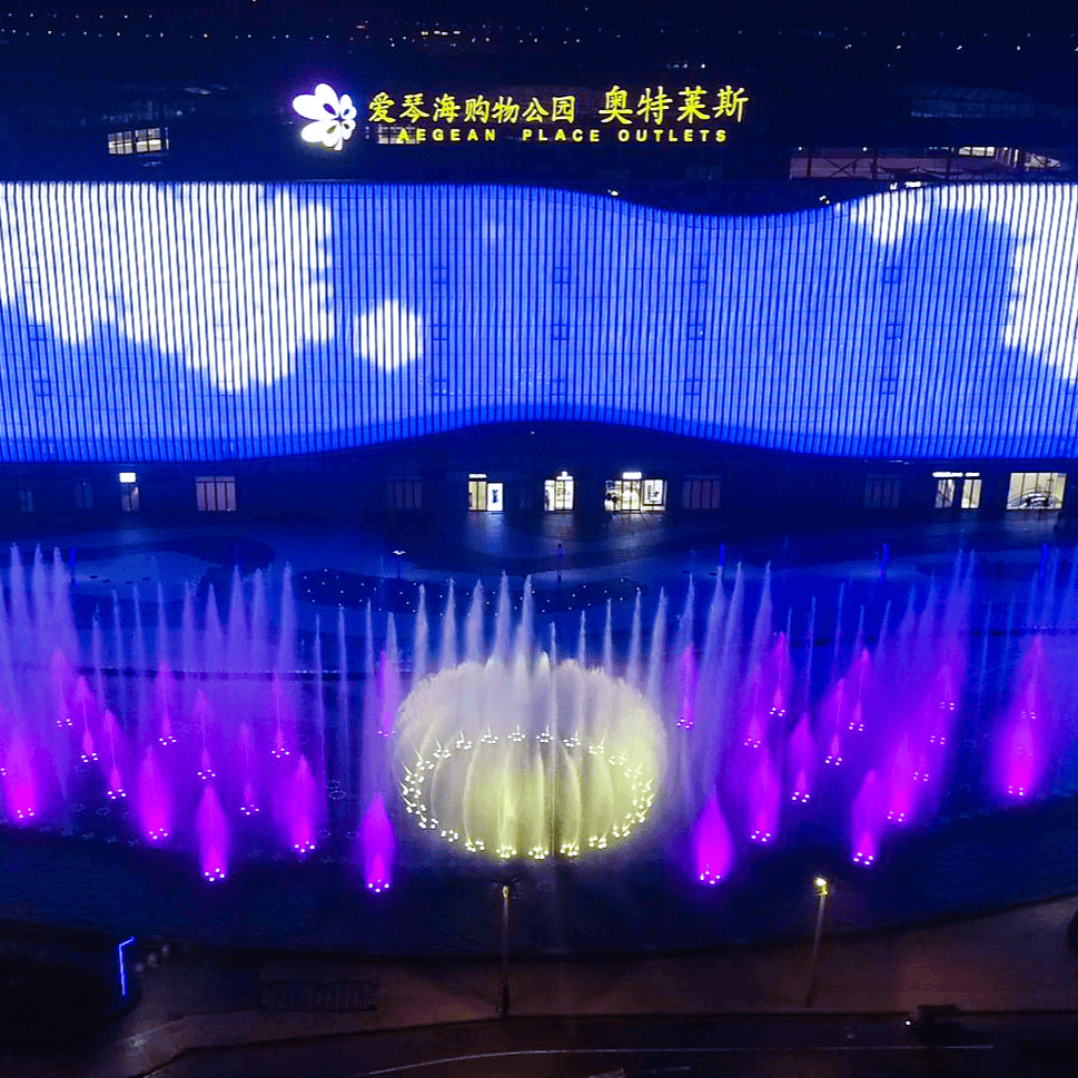 购物中心前户外美丽的水景音乐、舞蹈喷泉和灯光秀