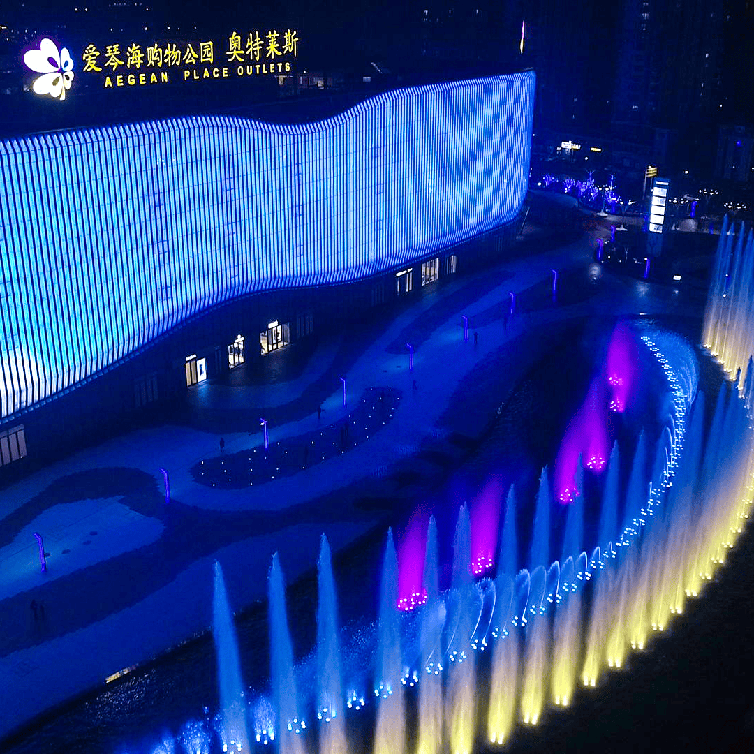 购物中心前户外美丽的水景音乐、舞蹈喷泉和灯光秀
