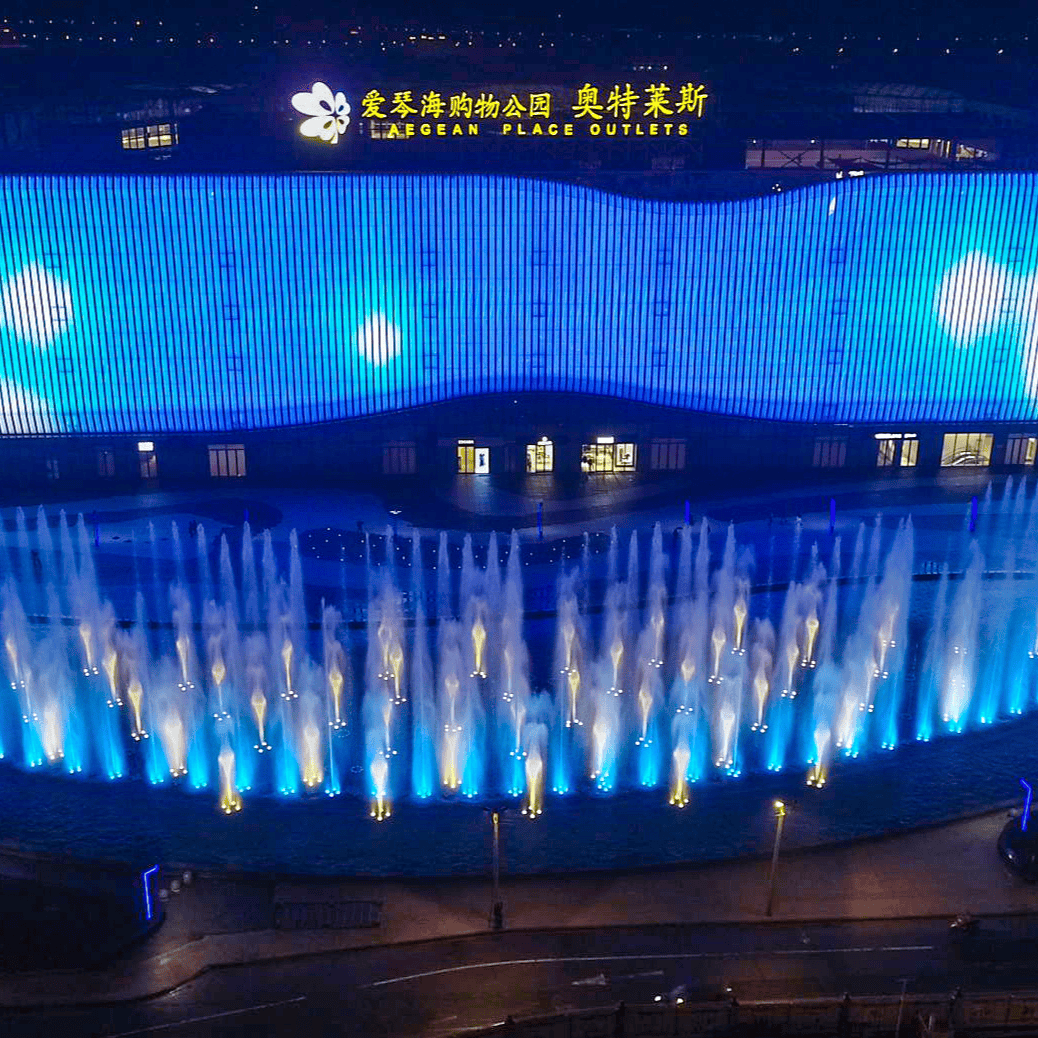 购物中心前户外美丽的水景音乐、舞蹈喷泉和灯光秀