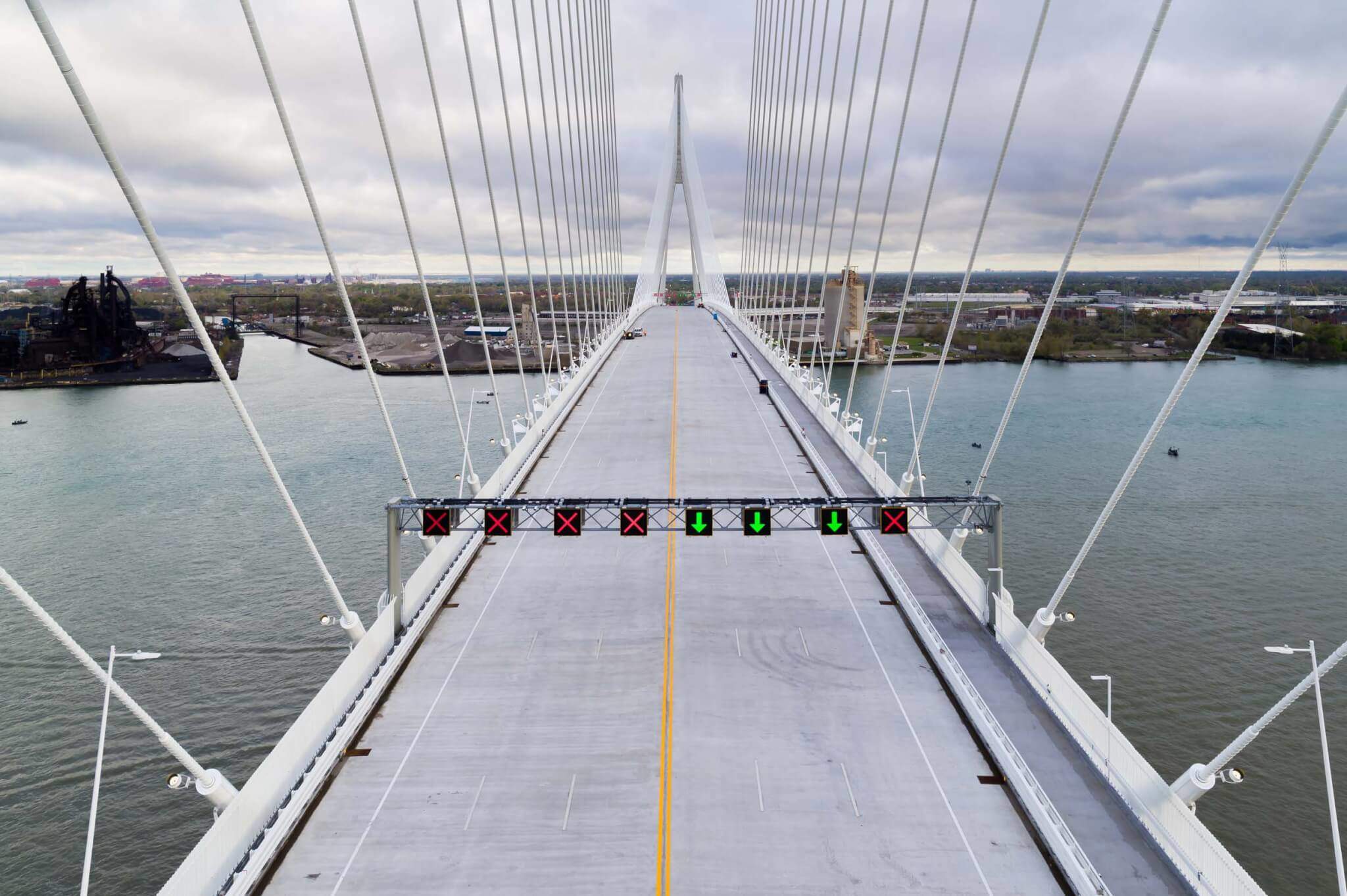 Vista de los seis carriles del puente