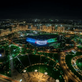 عرض خارجي ضخم بطول 150 m يجمع الموسيقى والرقص والأرجوحة العائمة وعروض النوافير والليزر والستارة المائية والعرض بالإسقاط الخرائطي (Mapping) والألعاب النارية في الحدائق