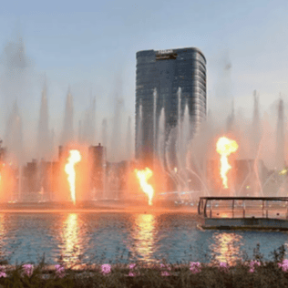 عرض خارجي ضخم بطول 150 m يجمع الموسيقى والرقص والأرجوحة العائمة وعروض النوافير والليزر والستارة المائية والعرض بالإسقاط الخرائطي (Mapping) والألعاب النارية في الحدائق