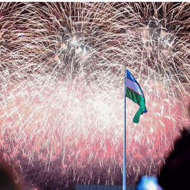عرض خارجي ضخم بطول 150 m يجمع الموسيقى والرقص والأرجوحة العائمة وعروض النوافير والليزر والستارة المائية والعرض بالإسقاط الخرائطي (Mapping) والألعاب النارية في الحدائق