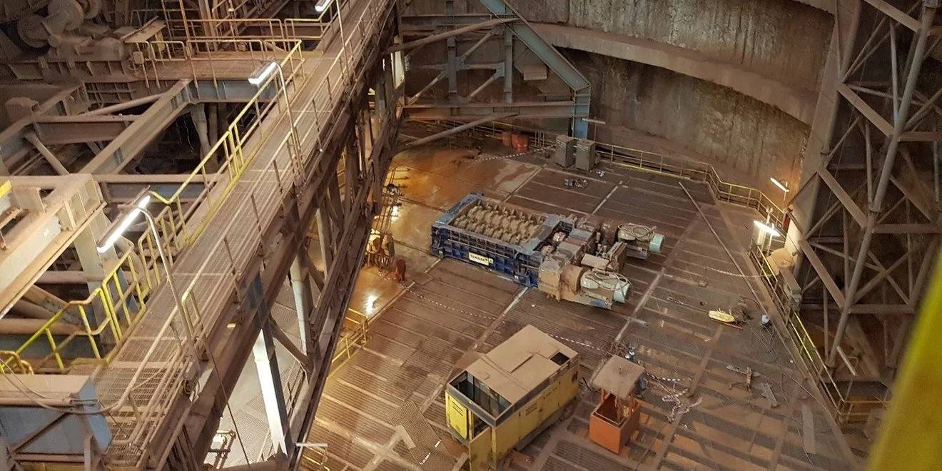 Vue du concasseur TAKRAF déplacé de la station de déchargement vers une position de maintenance dans le cadre du projet d'extension de la mine de bauxite de CBG en Guinée