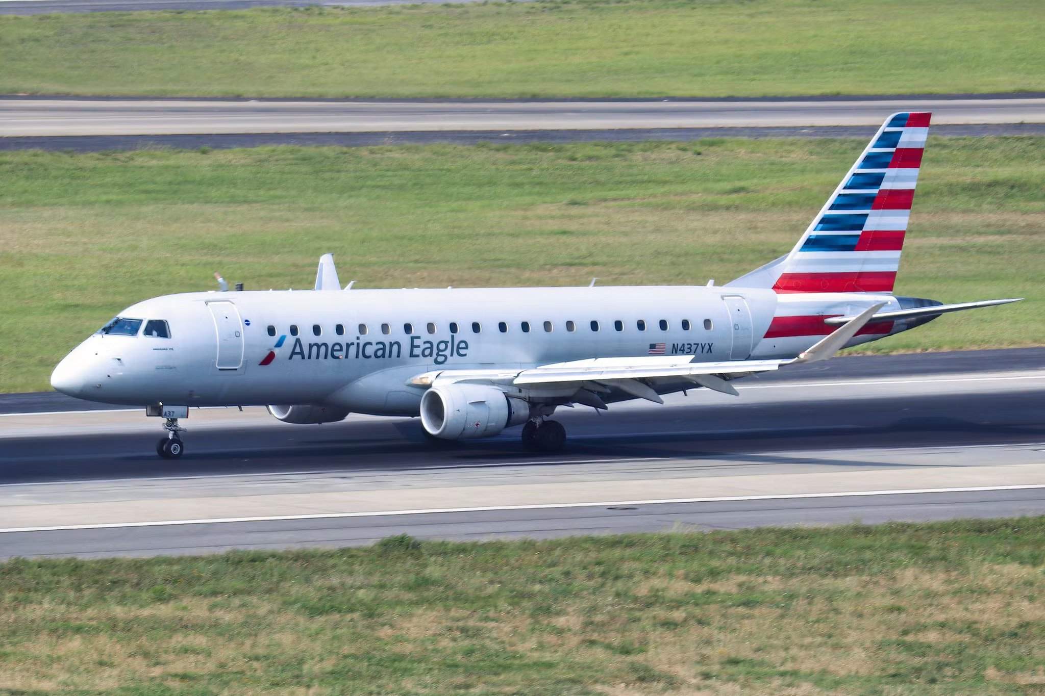 美国鹰航（American Eagle）共和航空E175着陆