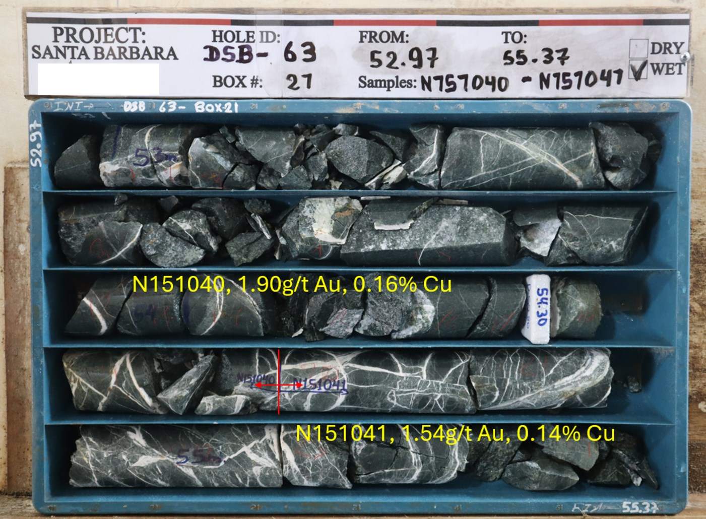 DSB-63岩心照片，箱号27，深度52.97米至55.37米，矿化闪长岩被石英和石英-方解石脉切割