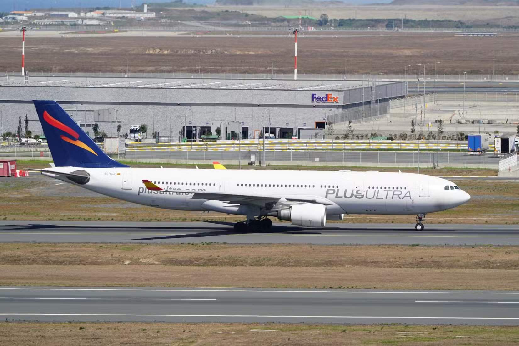 Самолет A330 авиакомпании Plus Ultra Líneas Aéreas рулит