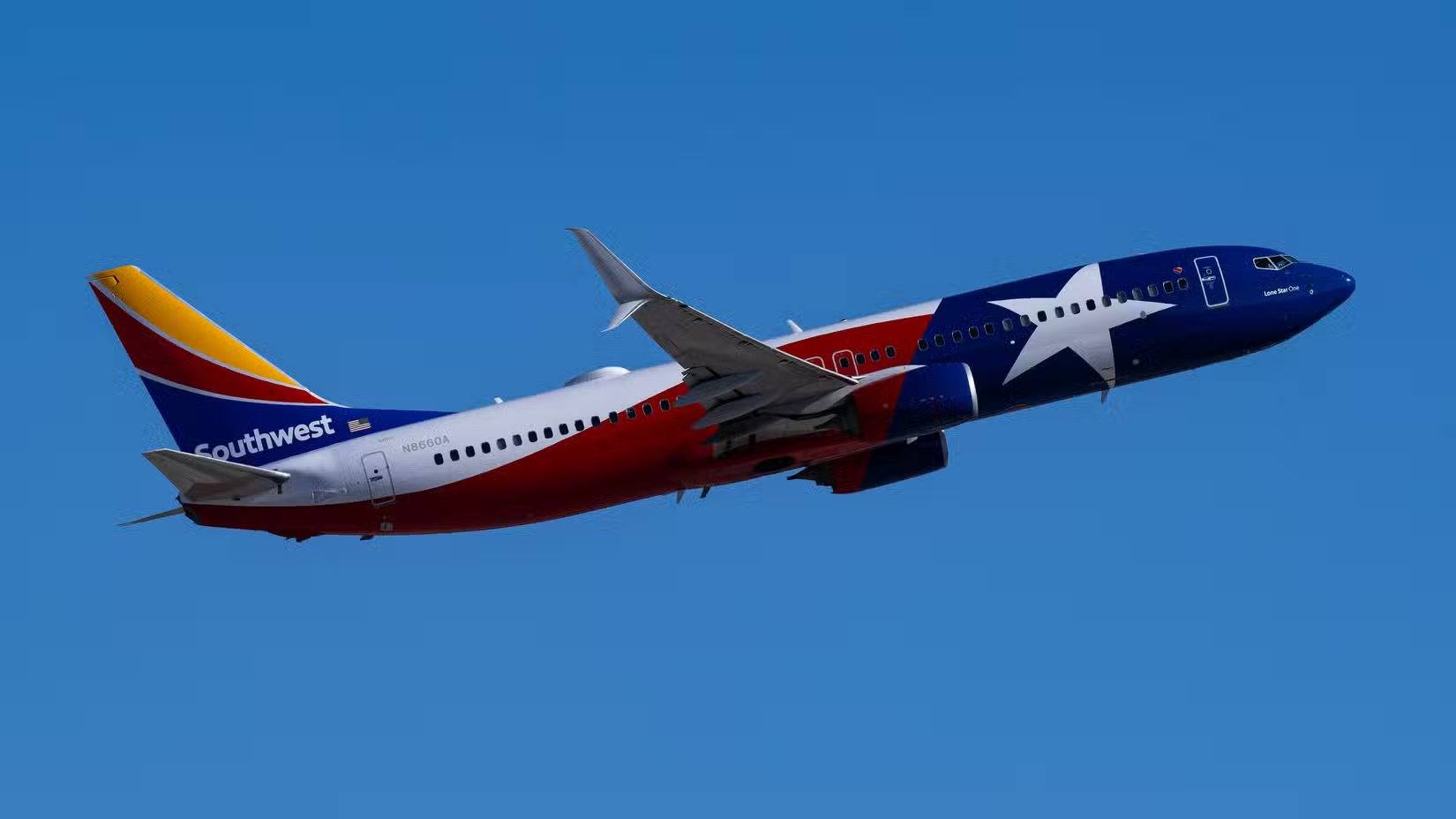 إقلاع طائرة بوينغ 737-800 لون ستار وان التابعة لساوث ويست