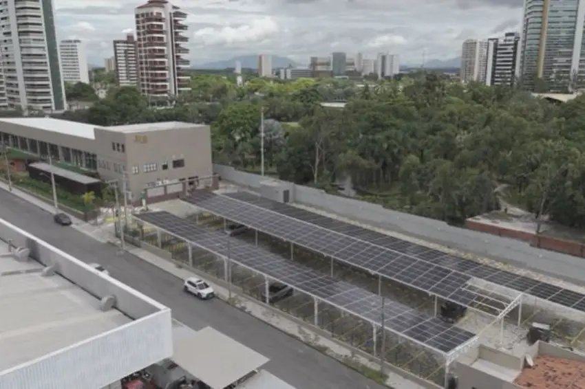 Restaurant adopts carport with DAH Solar technology to reduce electricity costs