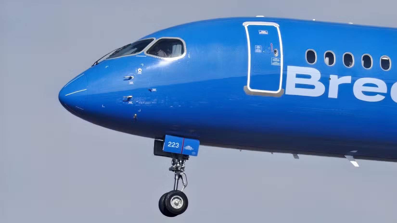 طائرة بريز للطيران من طراز Airbus A220-300 في مرحلة الاقتراب النهائي للهبوط