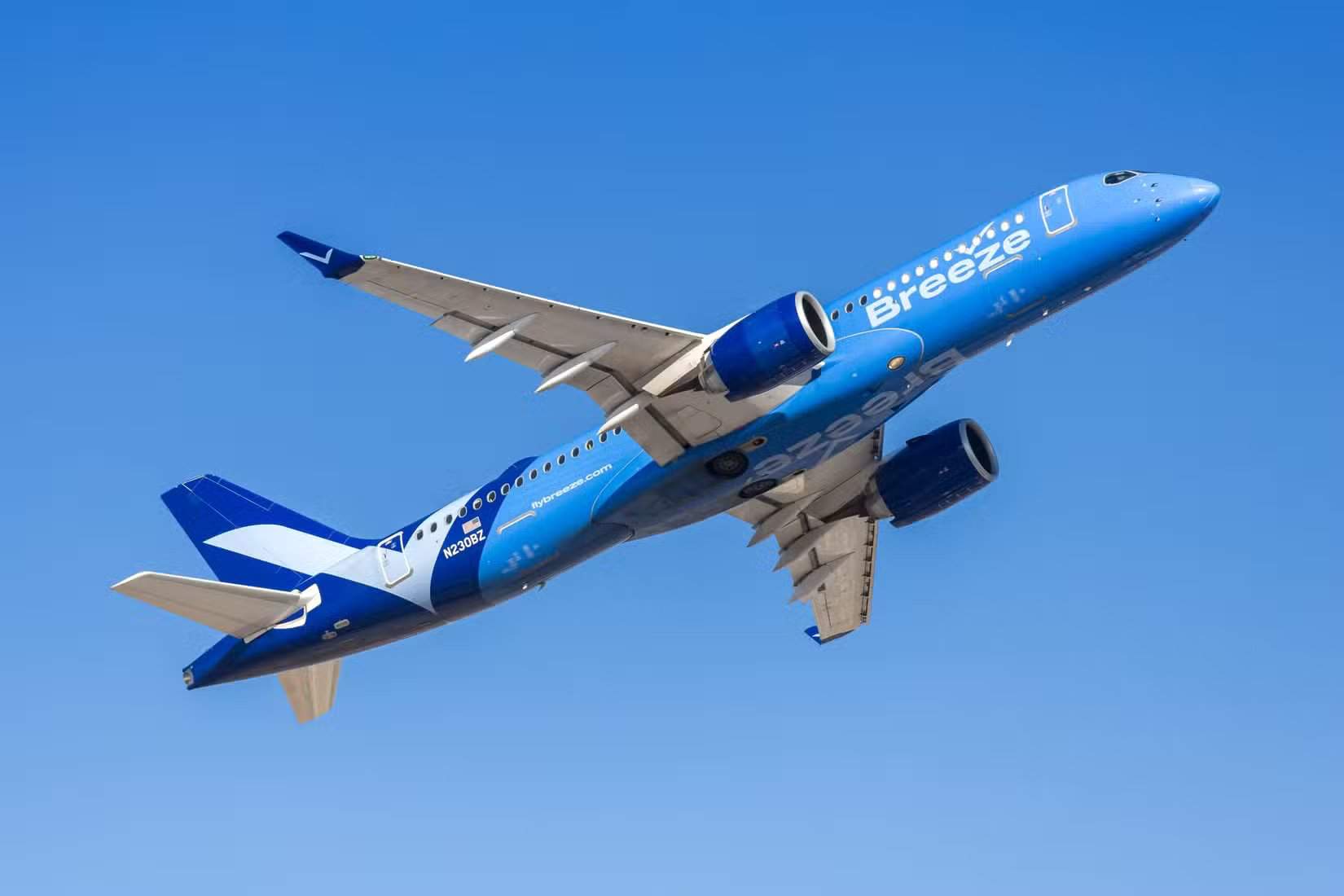 طائرة بريز للطيران من طراز A220-300 تقلع