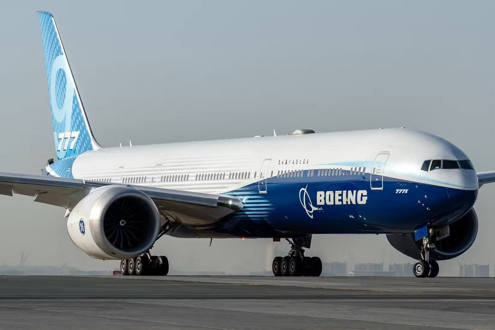 Boeing 777X taxiing