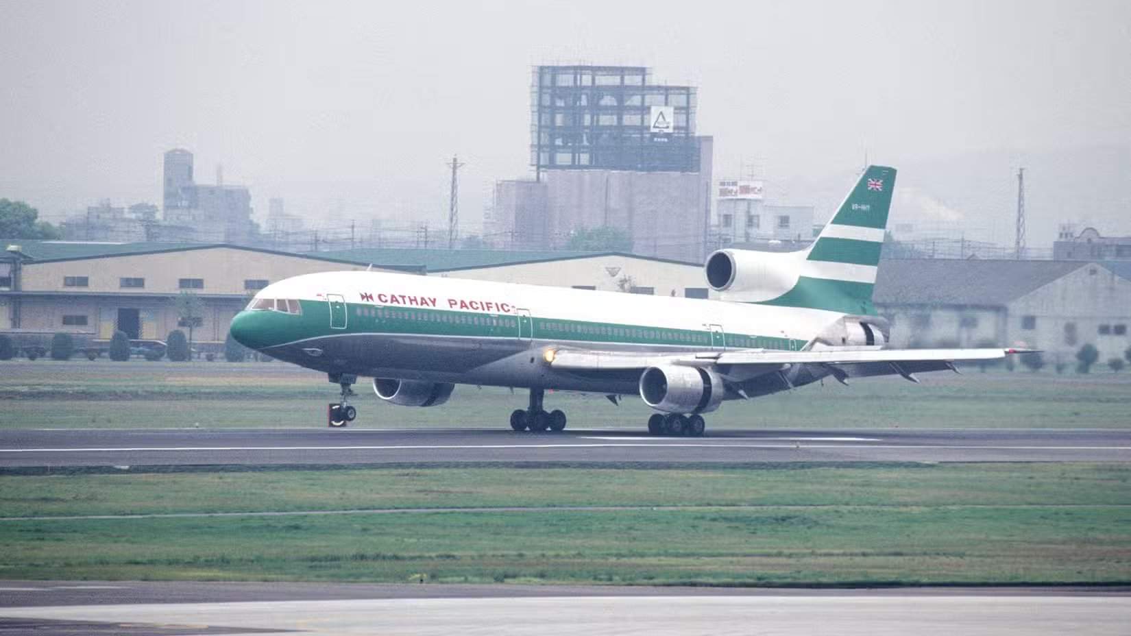 Lockheed L-1011 авиакомпании Cathay Pacific на взлётно-посадочной полосе