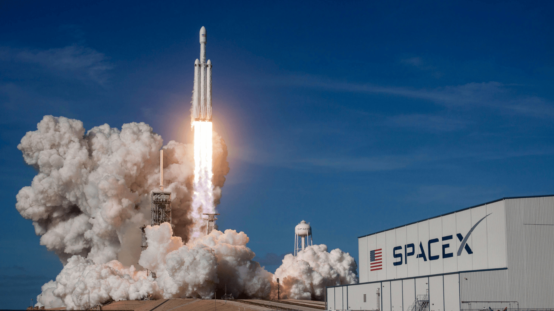 Eine SpaceX-Rakete startet ins Weltall