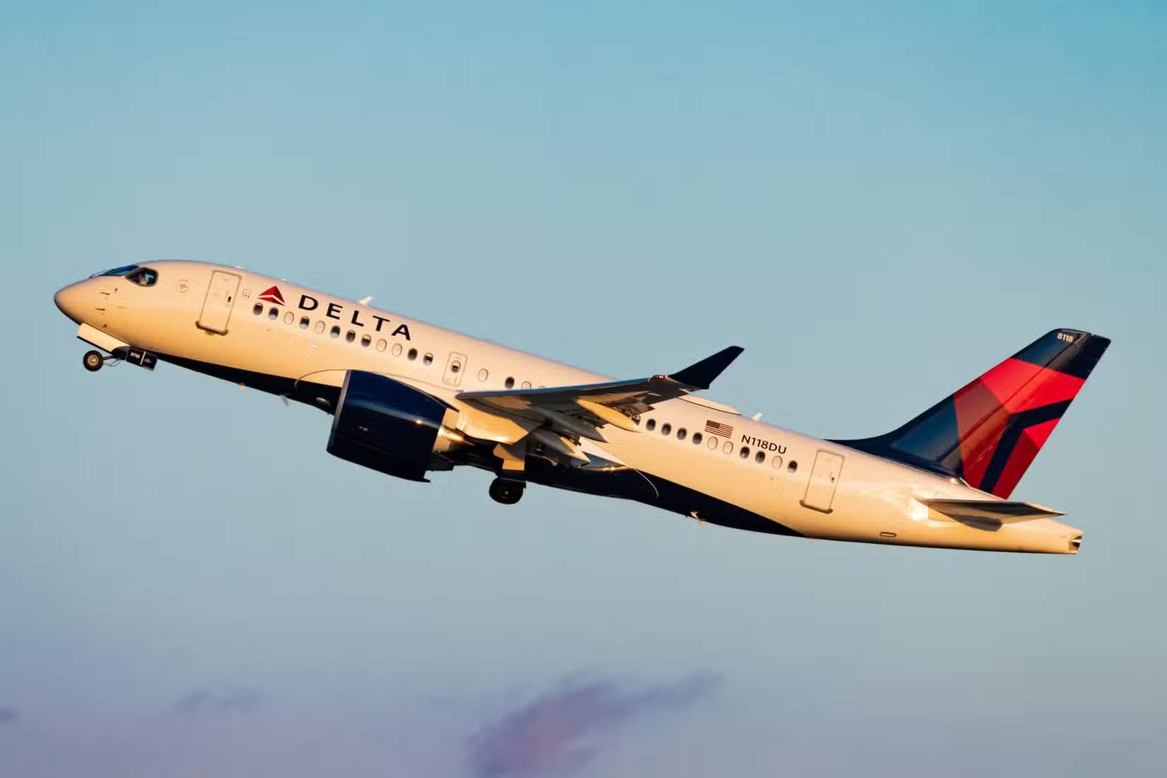 Delta Air Lines A220-100 em voo