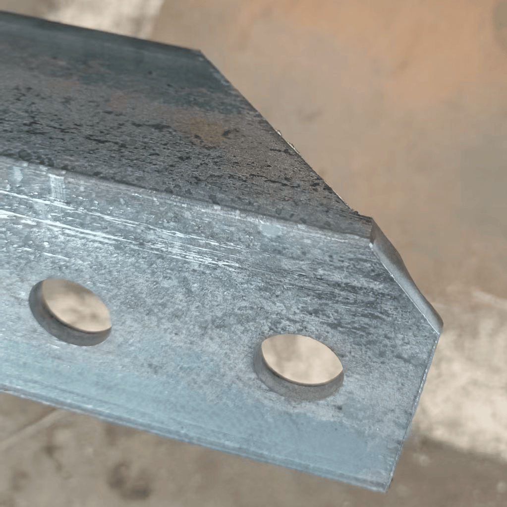 Machine de coupe d'angle en ligne pour cornières