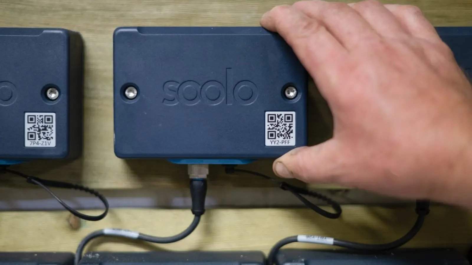 Soolo物联网传感器安装在工业储罐上并进行数据传输。