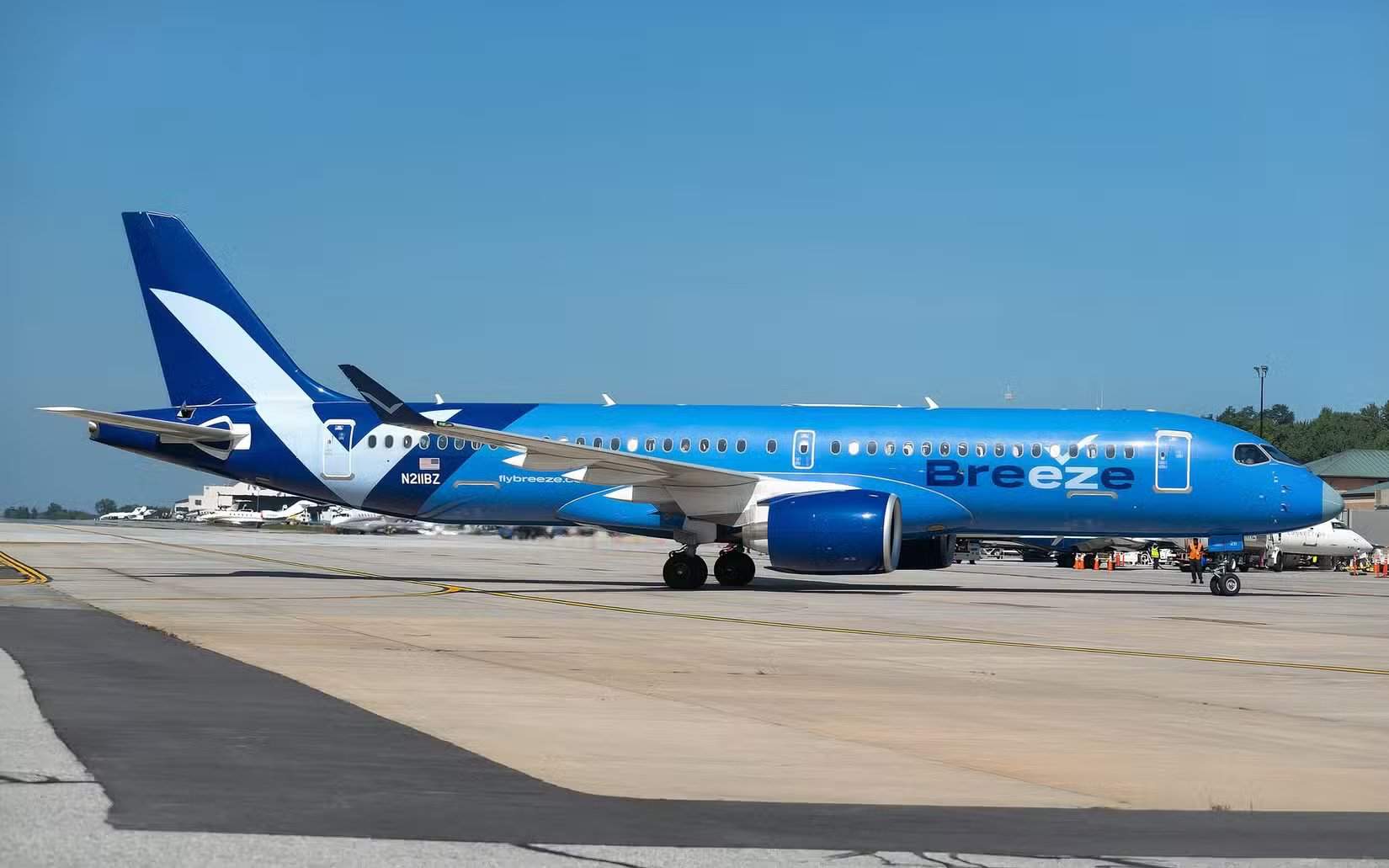 Самолёт Airbus A220 авиакомпании Breeze Airways на земле