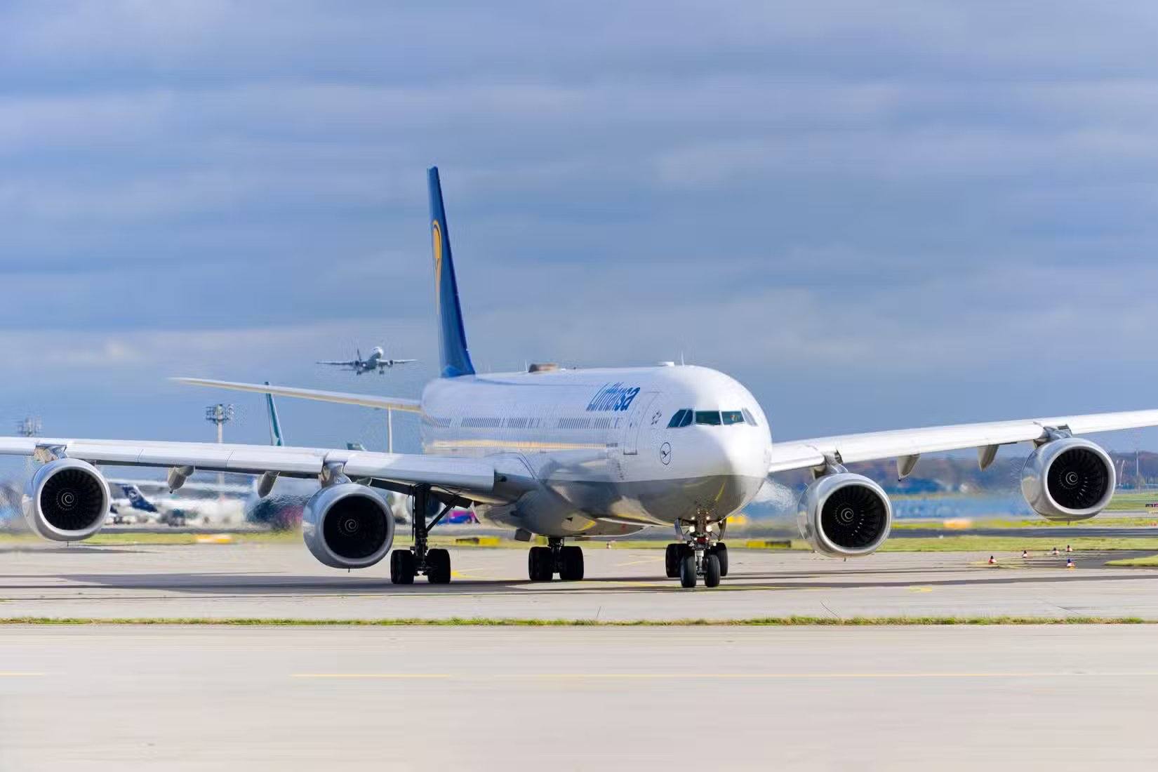 Airbus A340-600 авиакомпании Lufthansa, вид спереди