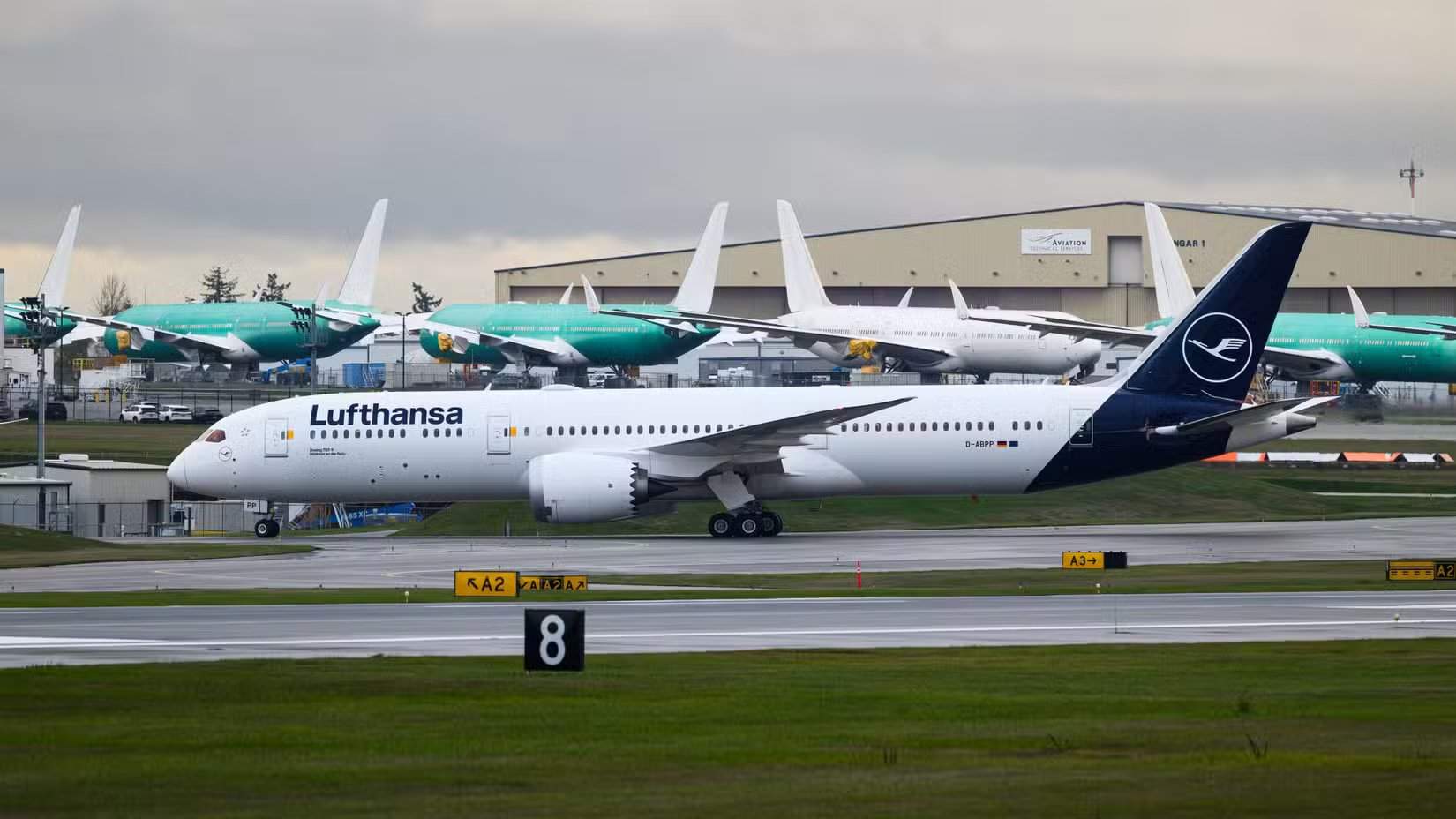 Boeing 787-9 Dreamliner авиакомпании Lufthansa рулит в аэропорту Эверетт Пейн-Филд