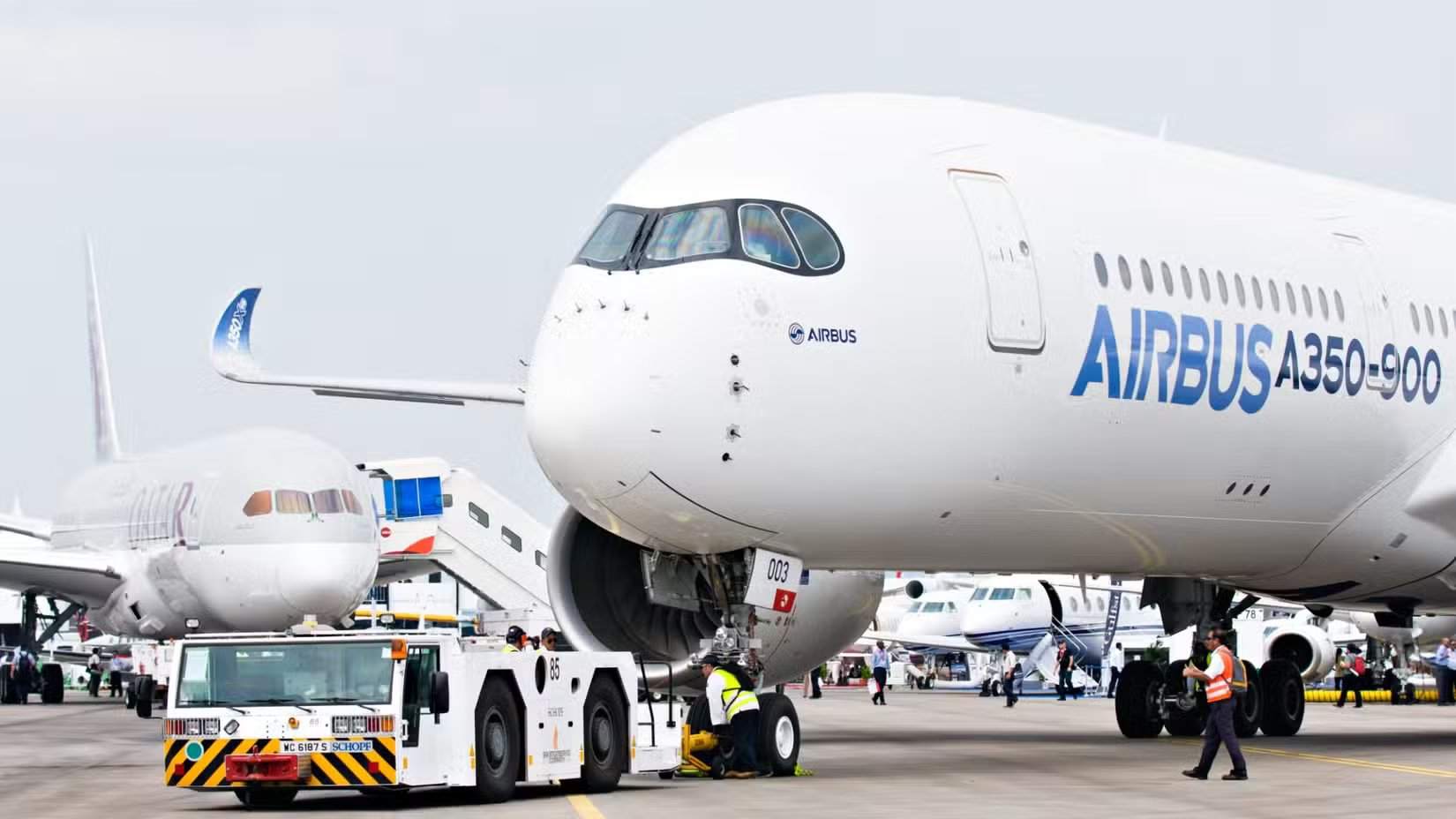 Airbus A350, припаркованный рядом с Boeing 787 авиакомпании Qatar Airways