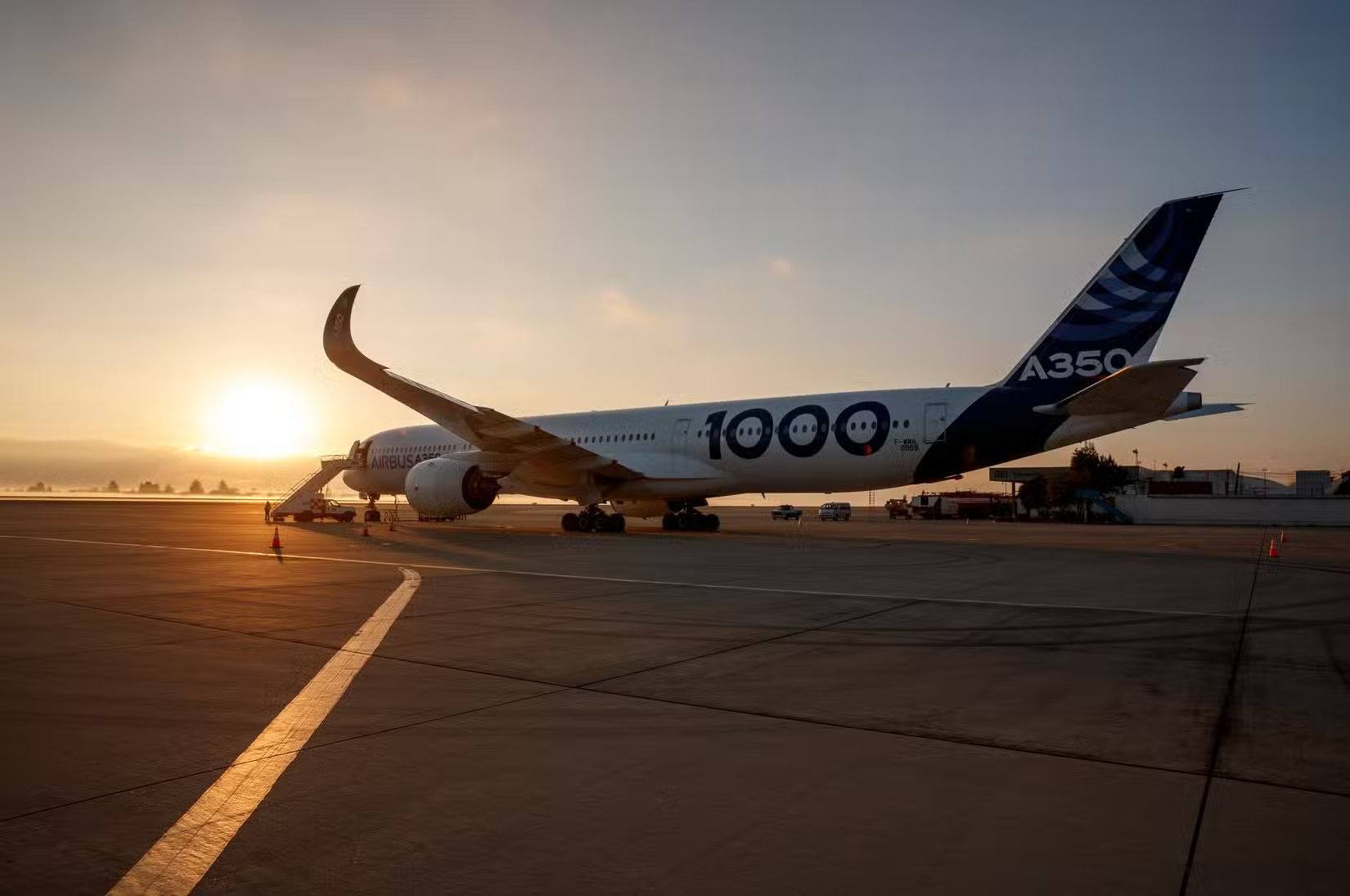 A350-1000 Airbus MSN059 — высотное испытание — на земле на рассвете
