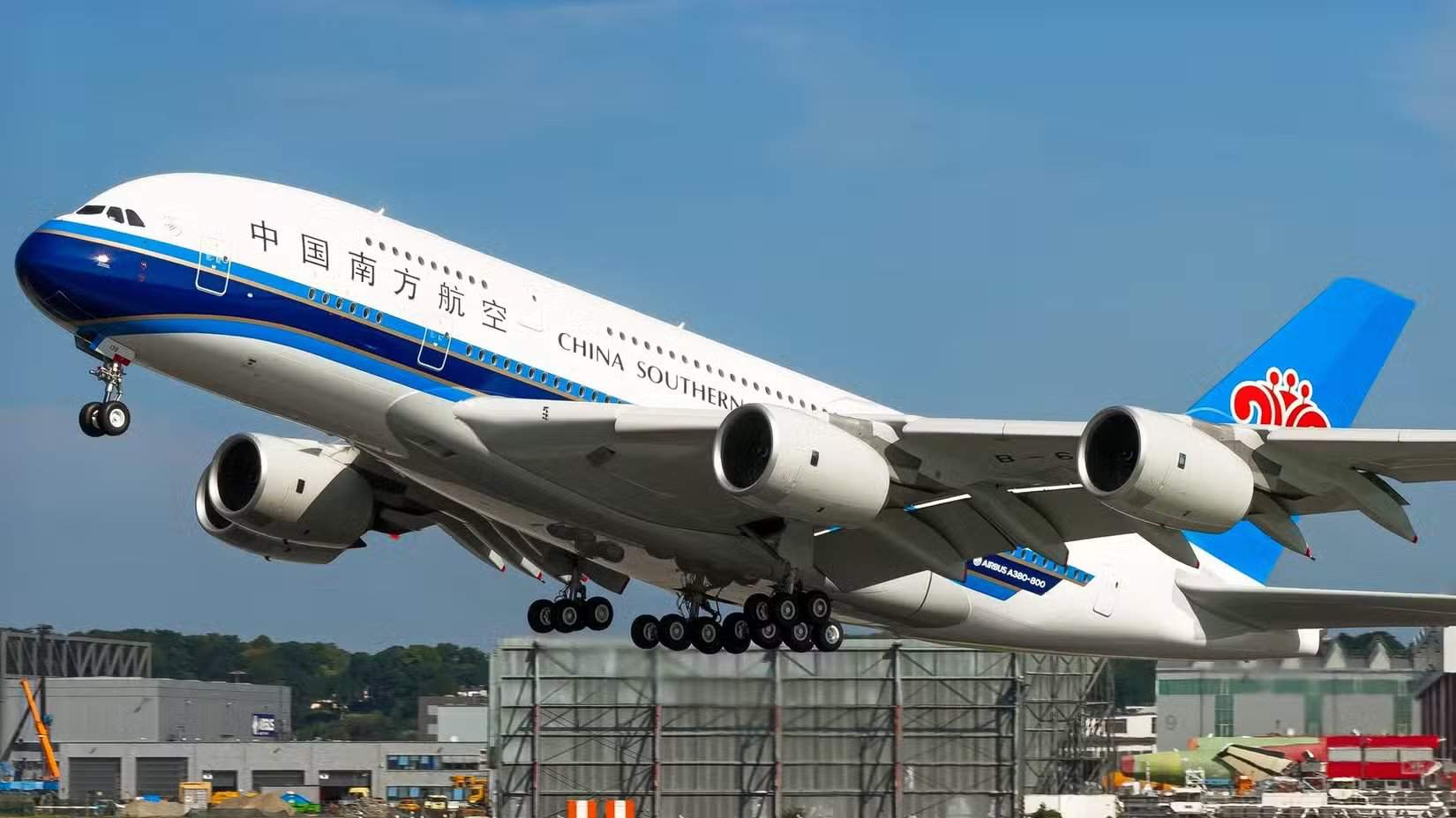 China-Southern-Airlines-Airbus-A380 dreht vor einem weiteren Langstreckenflug auf