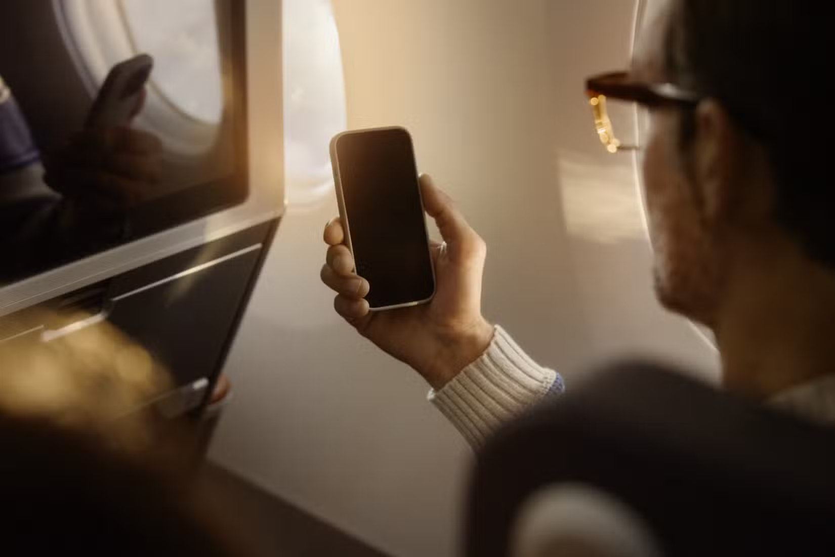 Passageiro da Lufthansa ao telefone, vista traseira