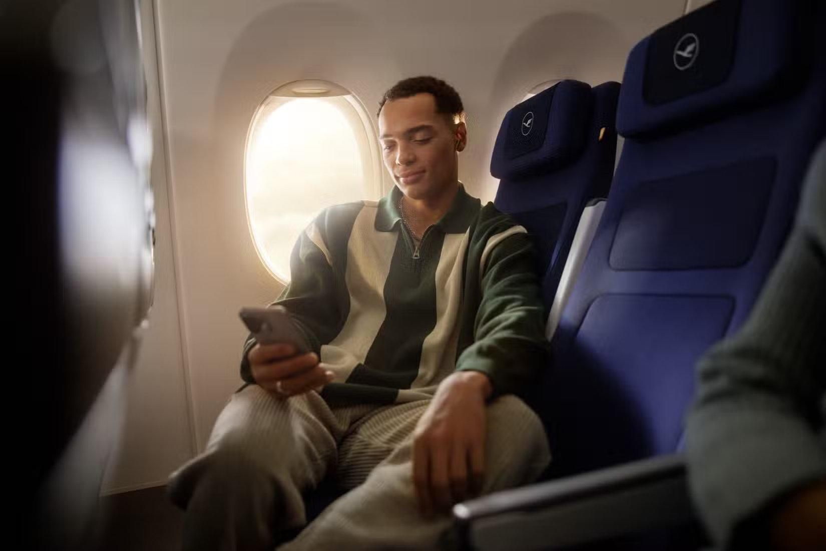 Passageiro da Lufthansa ao telefone