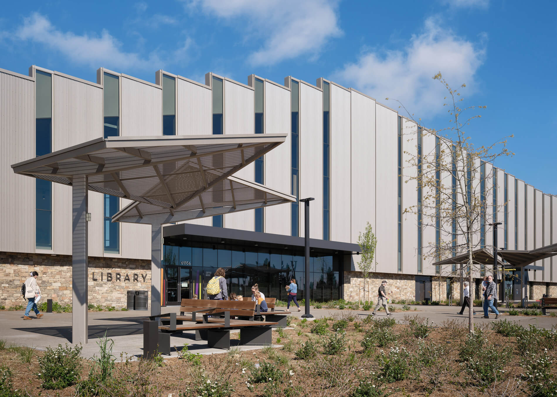 Végétation à l'extérieur de la bibliothèque centrale