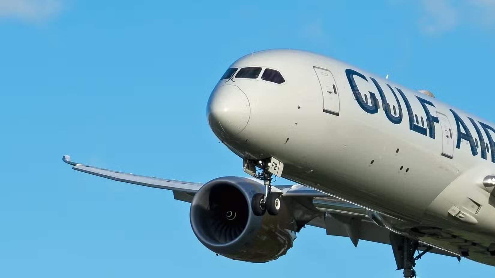 طائرة بوينغ 787 التابعة للخطوط الجوية الخليجية تحلق في السماء