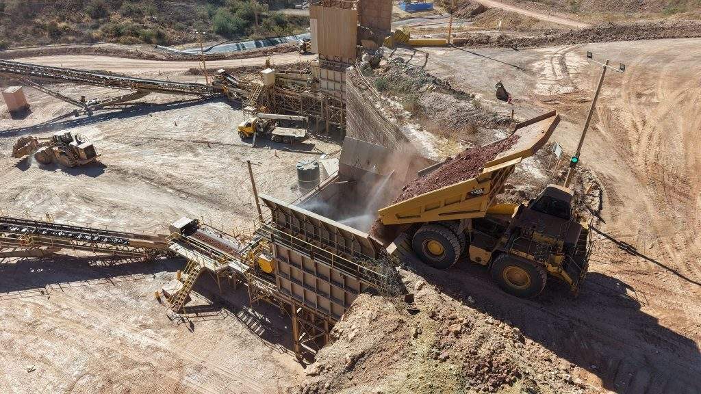 Camion déversant du minerai au Mexique