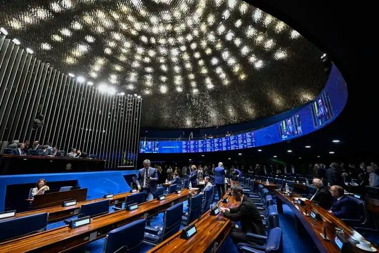L'assemblée plénière du Sénat fédéral tient sa séance de délibération ordinaire. L'ordre du jour comprend : le projet de loi n° 699/2023, qui institue le Programme de développement de l'industrie des engrais (Profert) et encourage la production nationale ; le projet de loi n° 429/2024, relatif aux frais de justice des tribunaux fédéraux ; les projets de loi n° 1.872/2025 et n° 1.881/2025, qui créent des fonds pour le ministère public fédéral et la défense publique fédérale ; et le projet de loi n° 3.289/2026, relatif aux enchères publiques pour la constitution de stocks. L'écran géant montre le sénateur Sargento Reginauro (PSDB-CE) s'exprimant à la tribune. À la présidence : le quatrième secrétaire du Sénat fédéral, le sénateur Laércio Oliveira (PP-SE) ; le sénateur Cid Gomes (PSB-CE) ; le président du Sénat fédéral, le sénateur Davi Alcolumbre (União-AP) ; le secrétaire général du Sénat fédéral, Danilo Augusto Barbosa de Aguiar. Crédit photo : Carlos Moura/Agência Senado
