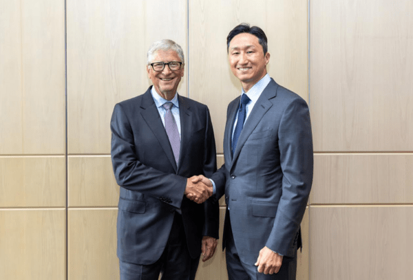 رئيس مجلس إدارة HD Hyundai كيسون تشونغ ومؤسس ورئيس مجلس إدارة شركة TerraPower بيل غيتس يناقشان التعاون في التسويق التجاري للمفاعلات الأرضية.