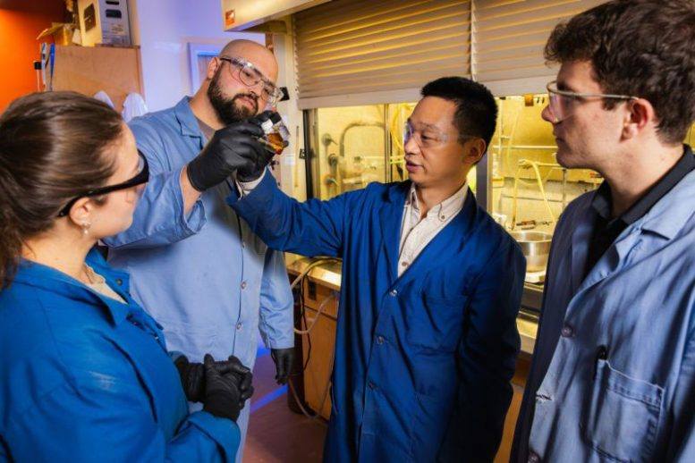 Guoliang Liu, Connor Thompson, Abby Civrello et Adrian DiMarco examinent des échantillons d'huile moteur