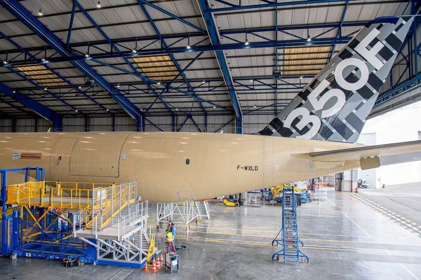 Queue de l'Airbus A350 Freighter dans un hangar