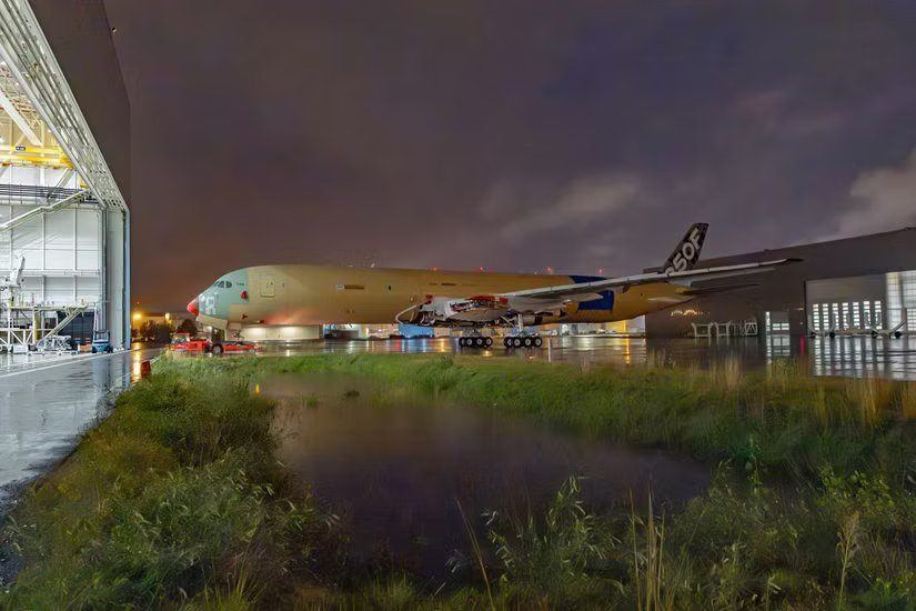 Airbus A350 Freighter stationné à l'extérieur