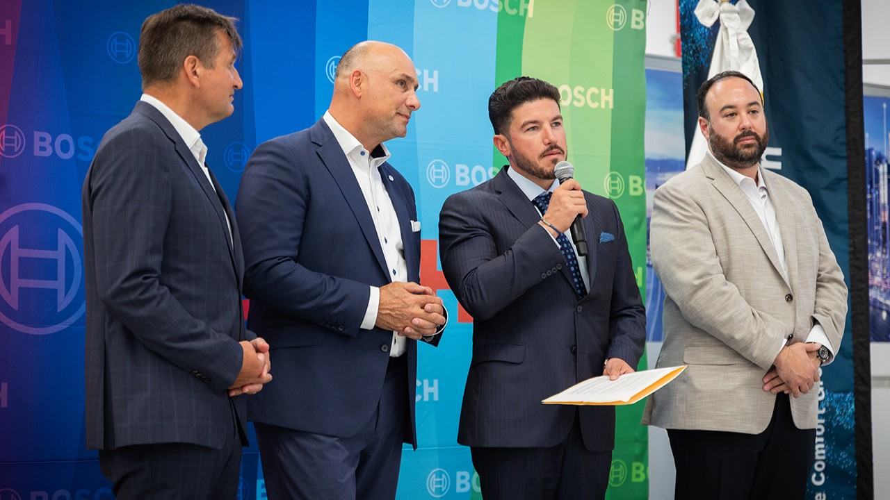 Representantes do governo de Nuevo León e executivos do grupo alemão inauguraram a nova fábrica em Ciénega de Flores.