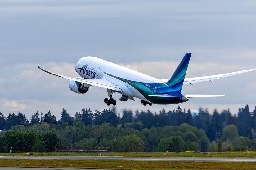 Alaska Airlines Boeing 787-9 taking off