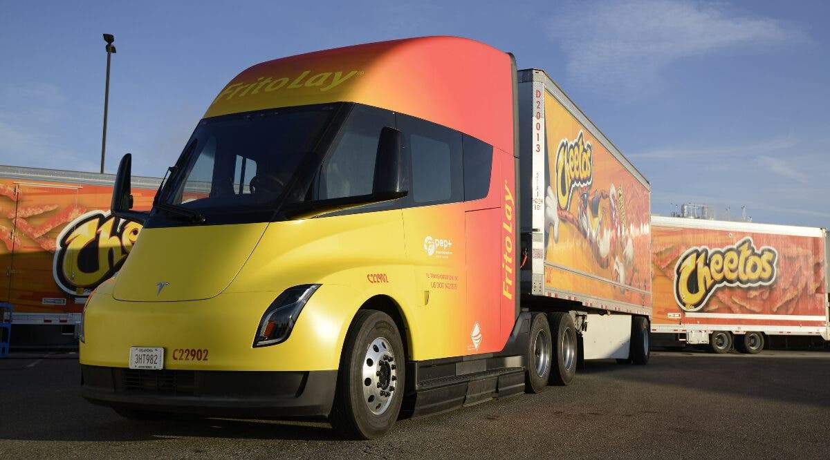 شاحنة Tesla Semi تابعة لشركة Frito-Lay